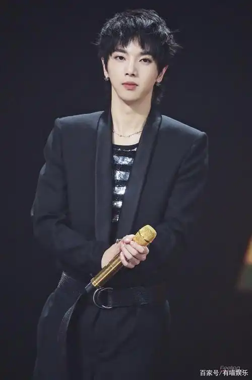 短发的华晨宇是一种游走的轻缓的巴赫十二平均律一般的舒服感和规律感