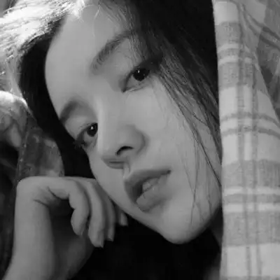 快手女生社会头像黑白伤感 青春如此珍贵应当好好浪费