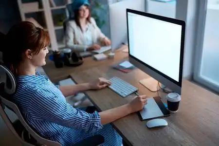 创意女性设计师团队加班在设计工作室的项目照片