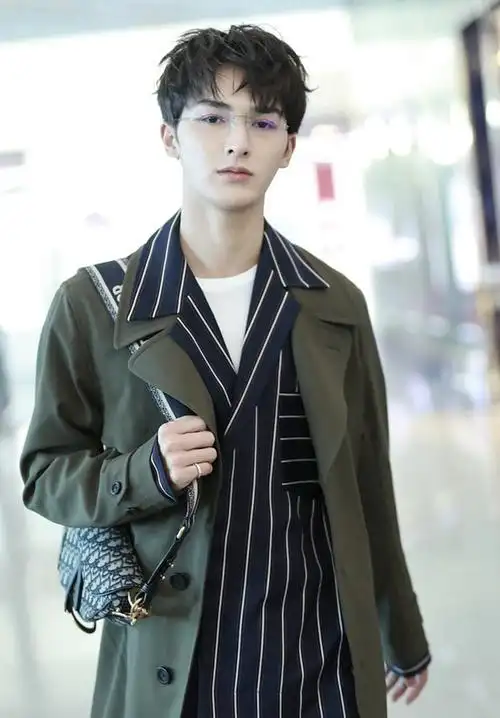 朱正廷戴眼镜显文艺范 打扮精致少年感十足