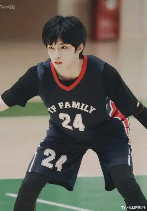 刘耀文晒打篮球随拍##咪咕星鲜事