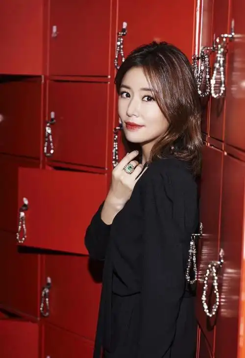 林心如越老越大胆一袭黑色低胸蕾丝礼服无奈没有丰满身材可秀