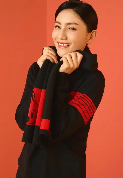 沙溢的老婆胡可颜值太抗打,牛仔连衣裙配素颜妆,气质满满