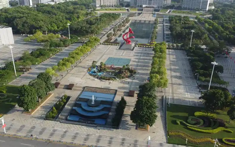 航拍东莞市中心广场