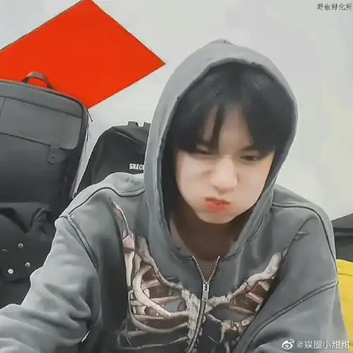 刘耀文 超绝少年气#我承认我一开始被喉结吸引了但是喝完中药之后鼓起