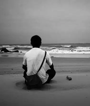 男人独坐沉思的图片,男人独坐背影沉思的图片