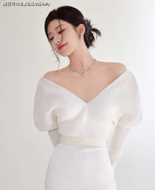 赵露思的身材还挺好一袭白色拖尾裙纯洁无瑕银色项链很有气场