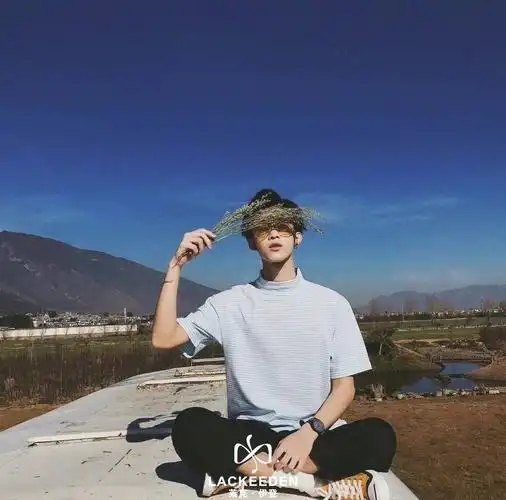 韩系男装搭配或者是帆布鞋,也是韩系男生的一大特色.