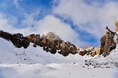 措美峰是正儿八经的秦岭主峰,却被3771米的太白拨仙台抢了风头.