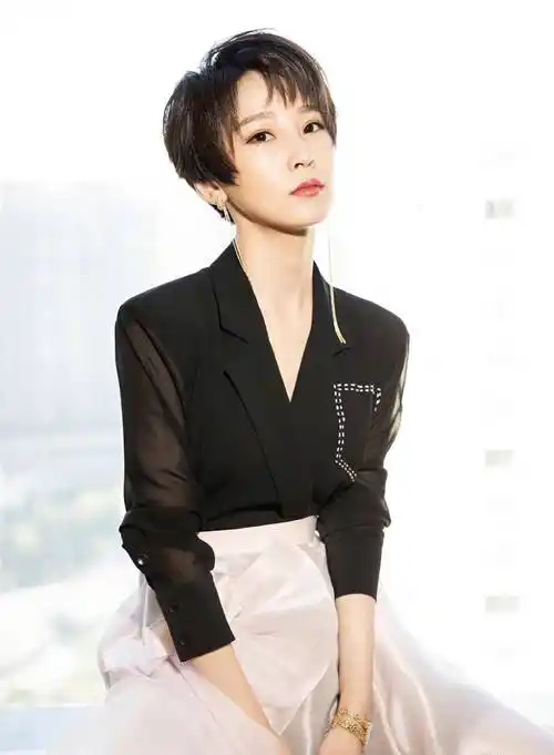 谢楠真给吴京"长脸",穿黑色上衣配纱裙,标志性短发太有质感_连衣裙