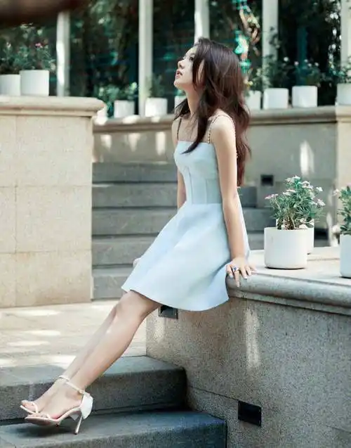赵今麦太适合驾驭性感小吊带了,气质清新又有灵气_气息_款式_活力