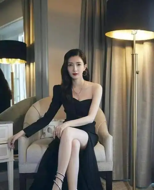 这组照片中,江疏影没有使用任何美颜和滤镜,展现出了她真实的面貌和