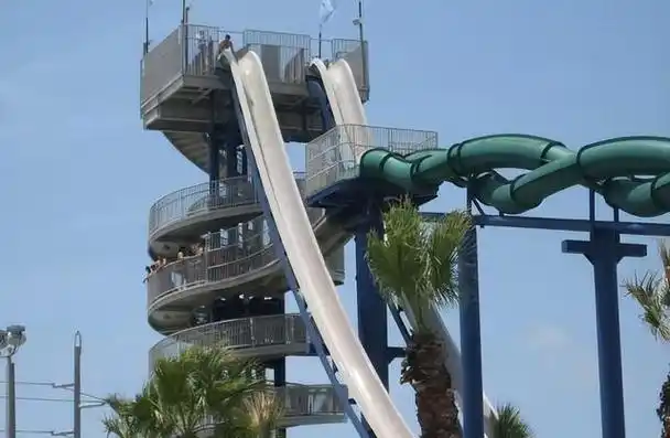 世界上最恐怖的6座夺命水滑梯堪萨斯疯狂水滑梯位于美国堪萨斯州的"