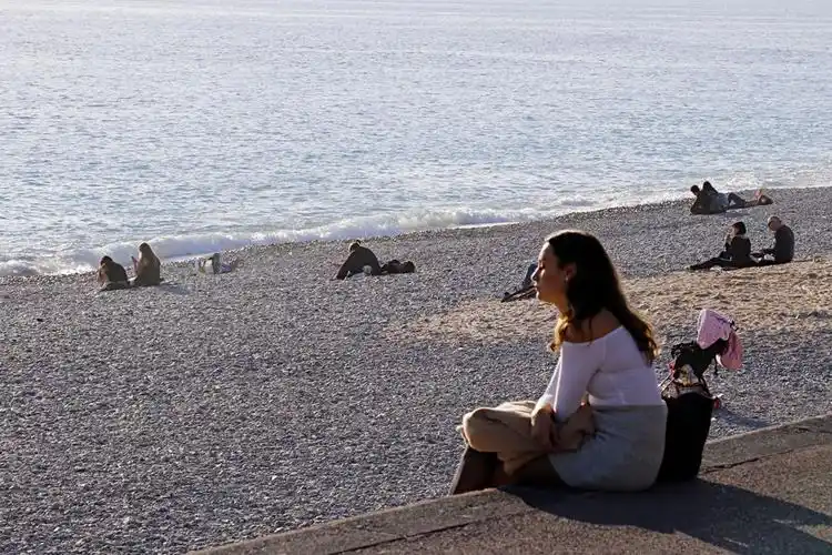 或静静地坐着,发呆.