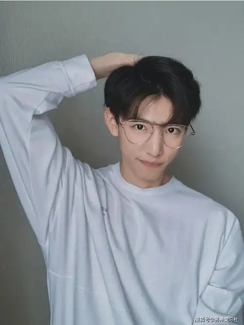 戴眼镜呆丑懵是时候让你们了解下四眼男生有多好看了