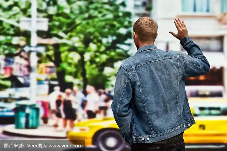 男人在户外挥手的后视图
