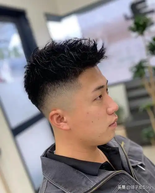 长圆脸适合什么发型男生,圆脸适合的长发型男(这些男士发型就是不一样