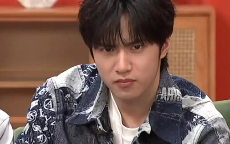 刘耀文模仿灰太狼小灰灰表情包