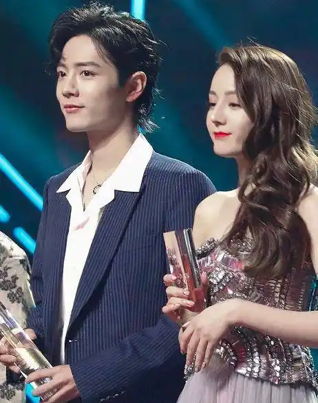 不少网友看到迪丽热巴和肖战被粉丝们组cp感到迷惑,因为肖战和