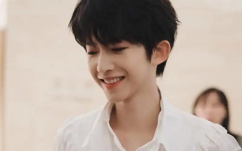 【饭拍】into1刘宇欧莱雅直播下班 笑起来也太漂亮啦