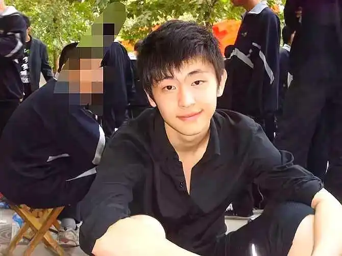 邓伦高中青涩照片曝光,青春洋溢,网友:颇有校草风范