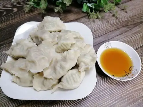 用新鲜的长豆角做水饺馅有一个最大的好处就是,切碎后粗拉拉地剁几刀