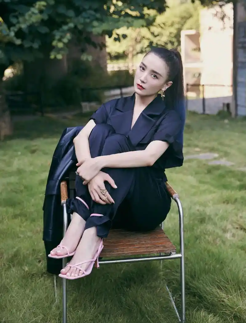 宋佳 一字带高跟凉鞋.#无处安放的小jio #美脚 #女生的 - 抖音