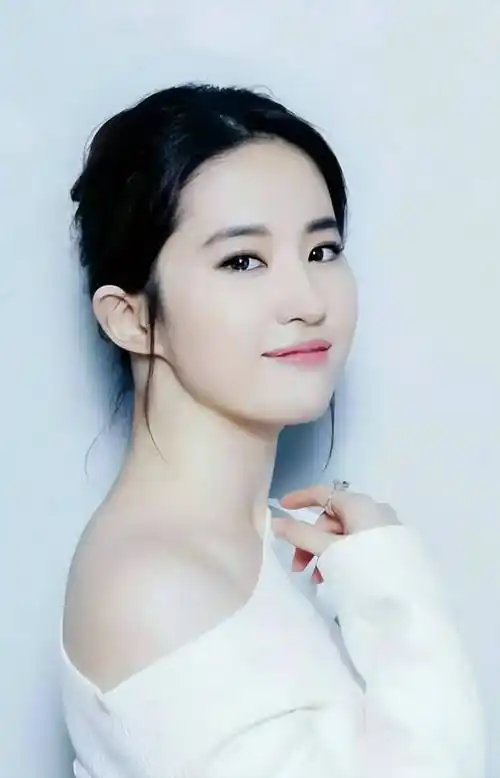 要说哪位女明星拥有一张好看的瓜子脸,相信大家都会首先想到范冰冰吧