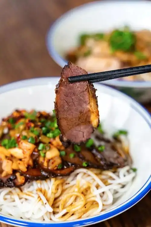 3天熬一锅卤水 !90后桂林仔的这碗米粉,爆火桂柳路!