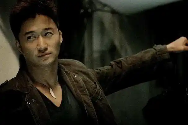 吴京新加坡过春节,大批网友直接破防,怒批:国内赚钱国外花?