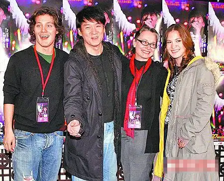 周华健(左二)的儿子周厚安(左起),老婆康粹兰,女儿周厚恩,前晚一起
