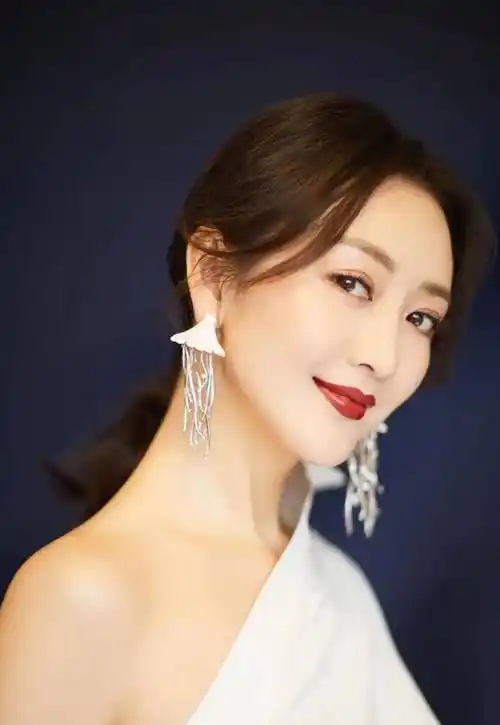 王鸥出道多年始终不火,绯闻缠身形象受损,如今38岁美得独树一帜_观众