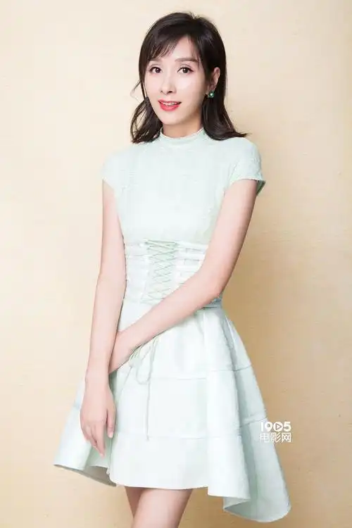 杨恭如最新金秋十月大片曝光 眼神清澈姿态优雅