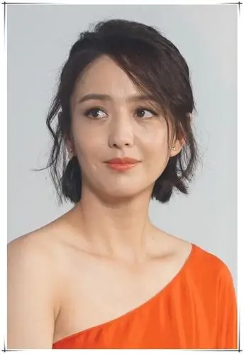 佟丽娅出席活动身材亮眼但眼中的忧郁让人心疼