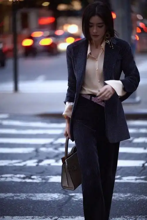 纽约时装周造型来了一袭深色西装变身霸道女总裁