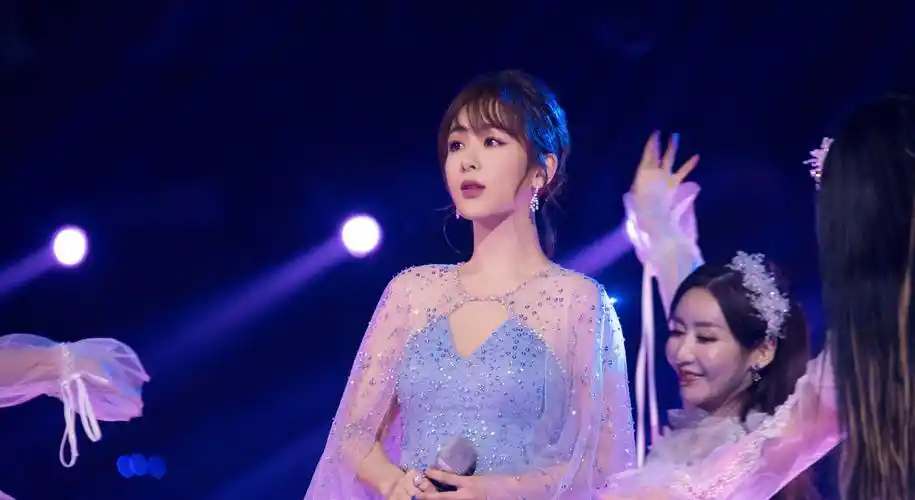 杨紫终于长大了,穿蓝色纱裙秀事业线,美得像个小仙女_气质_积淀_演技