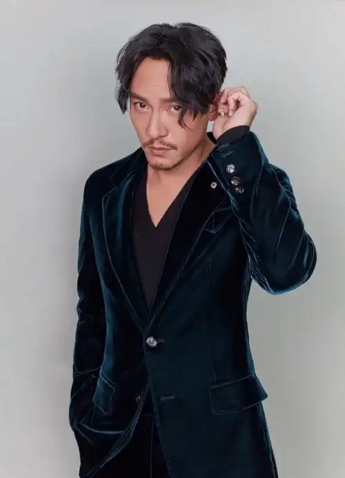 张震出席第23届台北电影奖彰显成熟型男风范