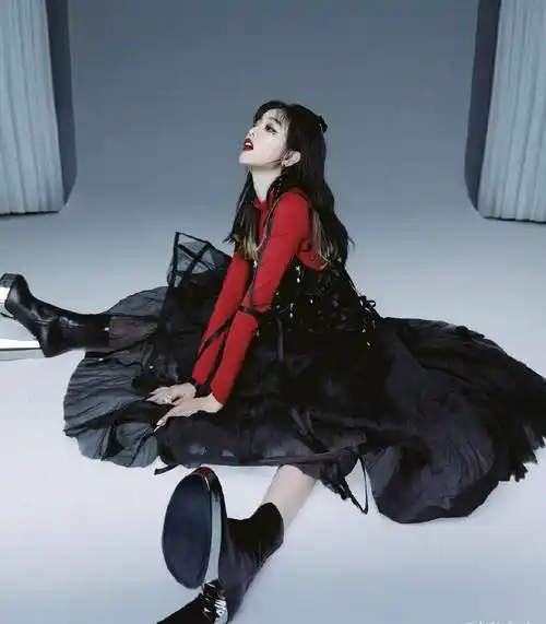 吴宣仪写真照曝光,穿牛仔拼接纱裙大秀美腿,配白t变清新少女