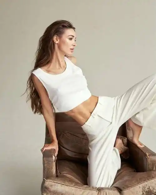 她拥有完美的腰腹曲线,让所有人羡慕的人鱼线!