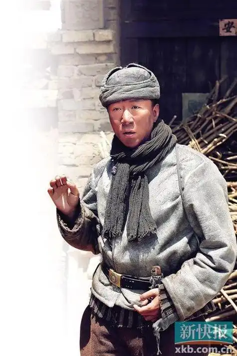 1997年大学毕业时,恰逢中国青年艺术剧团招收新人,孙红雷的老师看好他