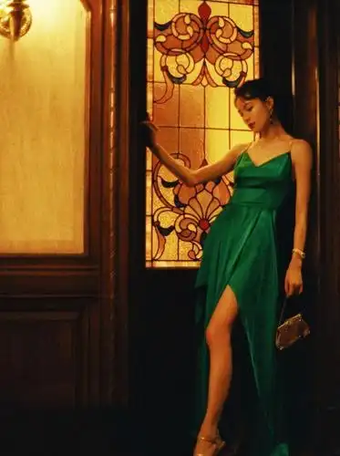 说到钟楚曦绿色系的造型,就不得不提到她在电影《荞麦疯长》中的经典