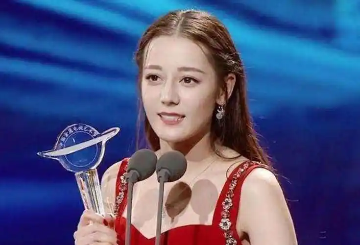 迪丽热巴嫌鼻梁太高?