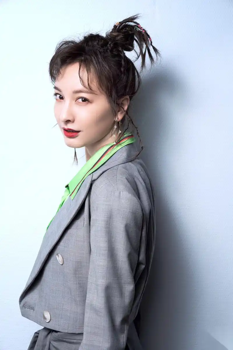 吴昕一身灰色西装套装,搭配亮绿色条纹衬衫,为《脱口秀大会》半决赛的