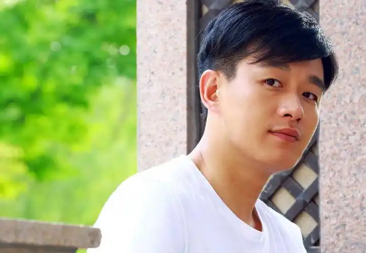 2001年,毕业于上海戏剧学院表演系.