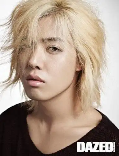 kang nam与《非首脑会谈》的比利时代表julian quintart合作拍摄画报