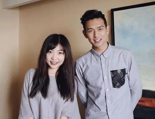 李现无论和谁合照都是一本正经唯独碰到她就露出了甜甜的笑容