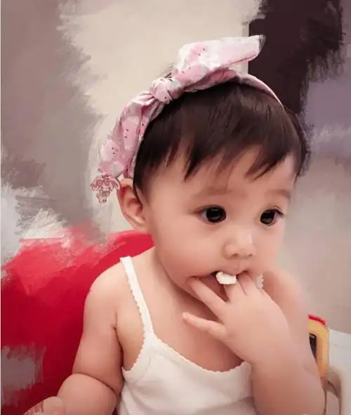 林心如女儿小海豚照片曝光, 颜值秒杀咘咘! 网友: 和林心如一个模子