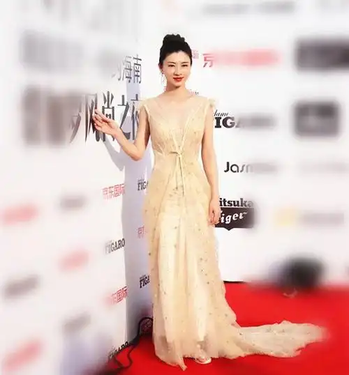 沈眉庄斓曦走红毯穿深v礼服秀美肩复古气质不一般