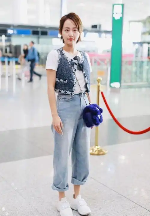 黄圣依不愧是真阔太穿97500香奈儿配短裤走机场真洋气