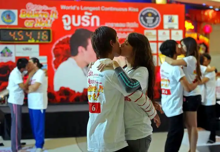 情人节的泰式浪漫情侣接吻马拉松大赛